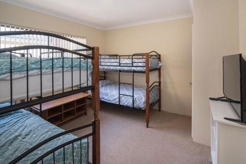 Acrosstheway - Lennox Head Accommodation 5