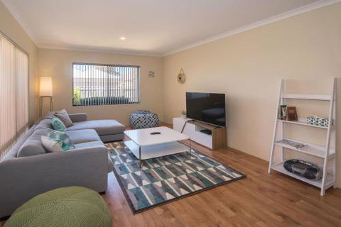 Acrosstheway - Lennox Head Accommodation 2