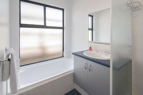 Acrosstheway - Lennox Head Accommodation 3