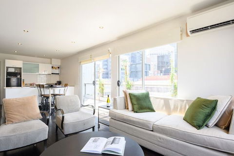 OLIVER Laneway Art Fed Square & Top Restaurants - Lennox Head Accommodation 0