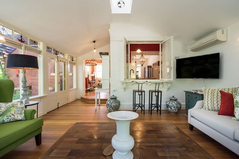 The Eaglehawk Country House Hotel Maldon - Lennox Head Accommodation 5
