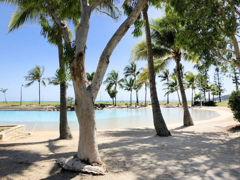 Magnums Airlie Beach - Lennox Head Accommodation 2