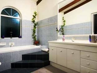 Castle On The Hill - Lennox Head Accommodation 1