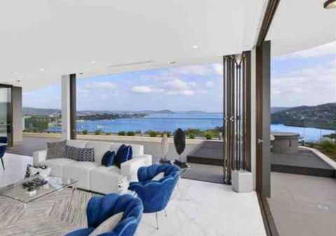 Stylish Penthouse With Views & Jacuzzi - Lennox Head Accommodation 6