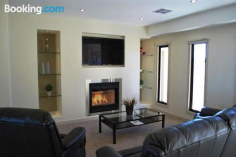 Eagles Nest - Lennox Head Accommodation 0