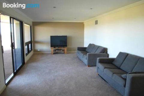 Eagles Nest - Lennox Head Accommodation 1