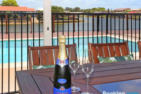 Schirrmann 56 Four Bedroom Home On Canal With Pool Pontoon Aircon & WiFi! - Lennox Head Accommodation 5
