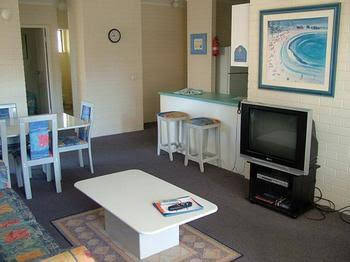 Broadbeach Central Holiday Units - Lennox Head Accommodation 0