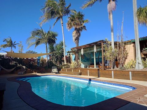 Ozzie Pozzie Backpackers - YHA - Lennox Head Accommodation 1