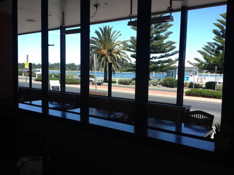 The Central Hotel Motel Lakes Entrance - Lennox Head Accommodation 5
