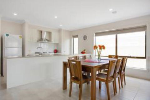 Serviced Houses Point Cook - Lennox Head Accommodation 3