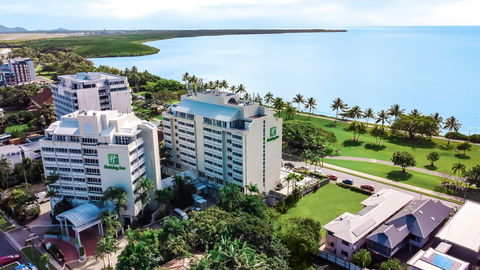Holiday Inn Cairns Harbourside - Lennox Head Accommodation 2