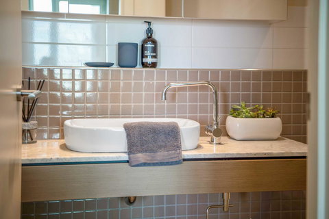 Port Adelaide Executive Waterfront Apartment - Lennox Head Accommodation 5