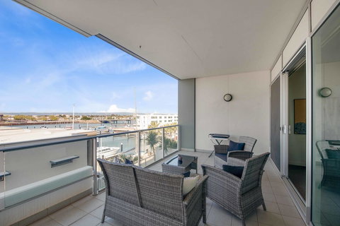 Port Adelaide Executive Waterfront Apartment - Lennox Head Accommodation 25