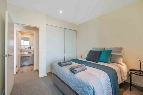 Port Adelaide Executive Waterfront Apartment - Lennox Head Accommodation 3