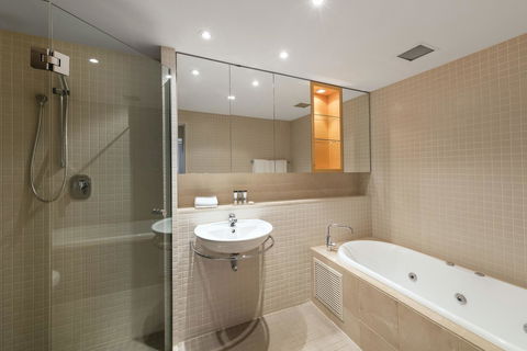 Oaks Glenelg Plaza Pier Suites - Lennox Head Accommodation 3