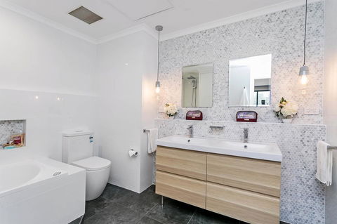 Heart Of Glenelg BnB - Lennox Head Accommodation 3