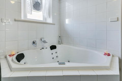 \'THE CHURCH\' Guest Home, Gawler Barossa Region - Lennox Head Accommodation 6
