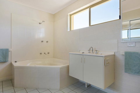 Baywatch Apartments Merimbula - Lennox Head Accommodation 16