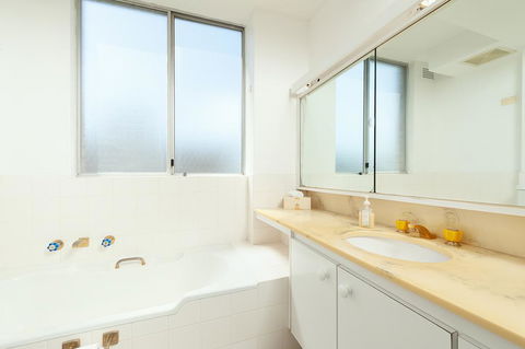 Bondi Apt. For 4 With Panoramic Ocean And Park Views - Lennox Head Accommodation 3