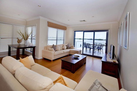 Brookwater- Waterfront On Lake Mulwala - Lennox Head Accommodation 1