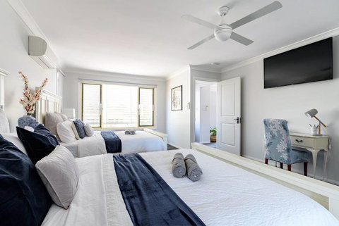 Hamptons Waterfront Getaway - Lennox Head Accommodation 2