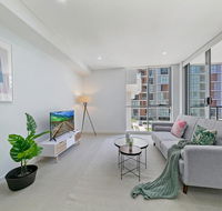 KOZYGURU MASCOT WALK TO STATION MODERN DESIGNER 2 BED APT FREE PARKING NMA260-312 - Lennox Head Accommodation