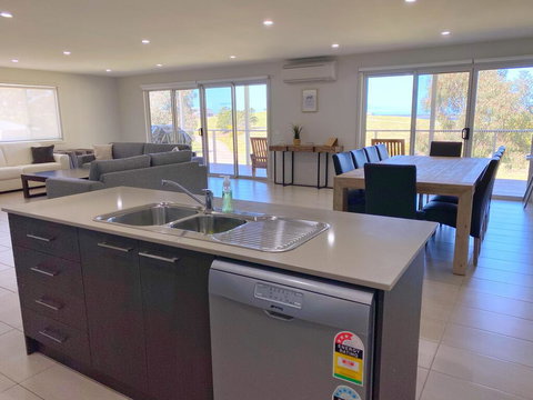 Luxury 3BR Home With KING Bed Metung - Lennox Head Accommodation 2