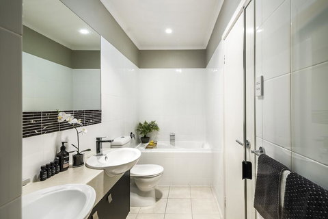 LUXURY Davcorp Executive Rentals - Free Wifi Wine Netflix And Parking In Brompton - Lennox Head Accommodation 1