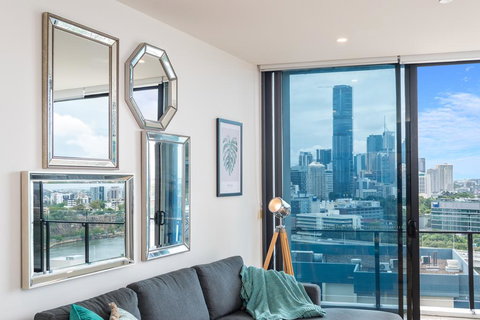 Luxury River City Views With Pool, Gym, Cafe, WiFi, Hospital - Lennox Head Accommodation 3