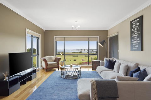 LUXURY WATERFRONT FAMILY HOME-TASMANIA (I)-L'Abode - Lennox Head Accommodation 1