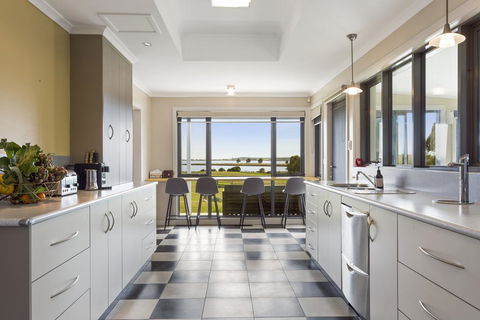 LUXURY WATERFRONT FAMILY HOME-TASMANIA (I)-L'Abode - Lennox Head Accommodation 2