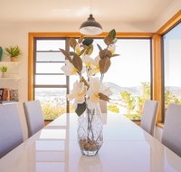 Moonah House-10 mins to CBD  MONA 4BR 2 BATH great view park 3 cars sleep 11 king bed en-suite - Lennox Head Accommodation