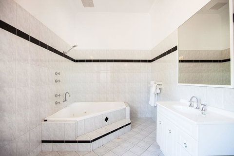 Captain Stirling Hotel - Lennox Head Accommodation 26