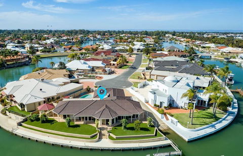 LA ANCHOR ON THE CANALS (MANDURAH) - Lennox Head Accommodation 0