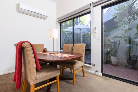 Como Executive Apartment - Lennox Head Accommodation 10