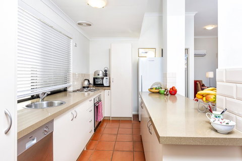 Como Executive Apartment - Lennox Head Accommodation 8