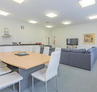 4 Bedroom House - Hobart CBD - Free Parking - Lennox Head Accommodation