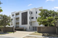 Relax in stylish comfort Sunshine Beach