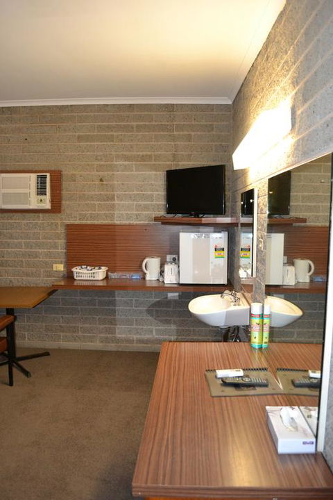 Shamrock Hotel Motel Balranald - Lennox Head Accommodation 1