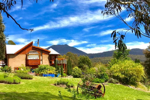 STUNNING HOME WITH AMAZING VIEWS - Just 20 Mins To The City And Only 10 To MONA! - Lennox Head Accommodation 1