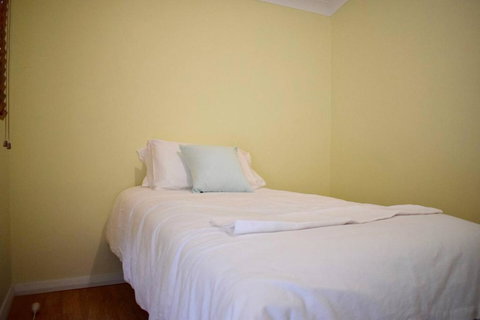 Stylish Cute Cottage In McMahons Point - Lennox Head Accommodation 3
