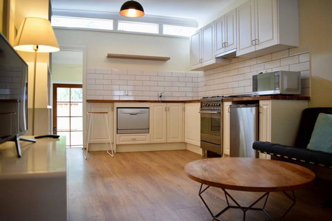 Stylish Cute Cottage In McMahons Point - Lennox Head Accommodation 1