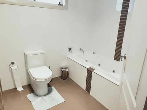 Stylish Private Bathroom-Luxurious Modern Big Home - Lennox Head Accommodation 2