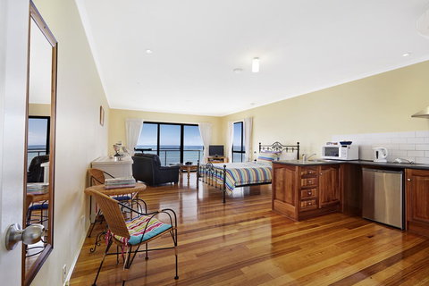 Clifftop Apartments Portland Vic - Lennox Head Accommodation 2