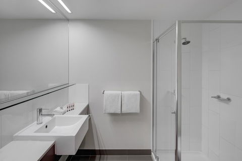 Travelodge Hotel Melbourne Docklands - Lennox Head Accommodation 6