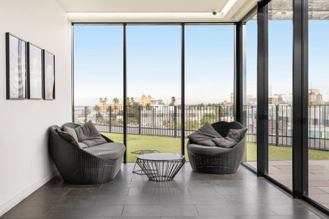 Modern Apartment In The Heart Of St Kilda - Lennox Head Accommodation 17