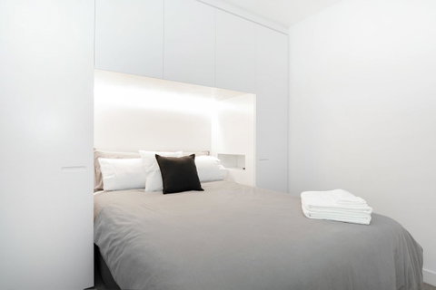 Modern Apartment In The Heart Of St Kilda - Lennox Head Accommodation 12