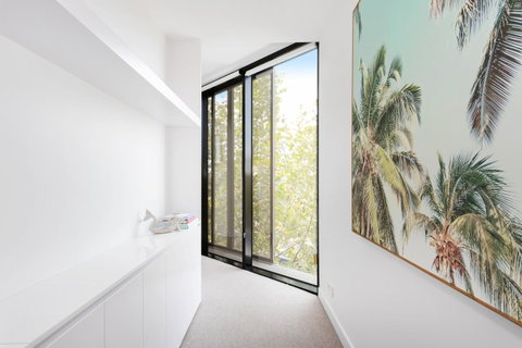 Modern Apartment In The Heart Of St Kilda - Lennox Head Accommodation 1