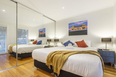 Tranquil Townhouse In Port Melbourne - Lennox Head Accommodation 2